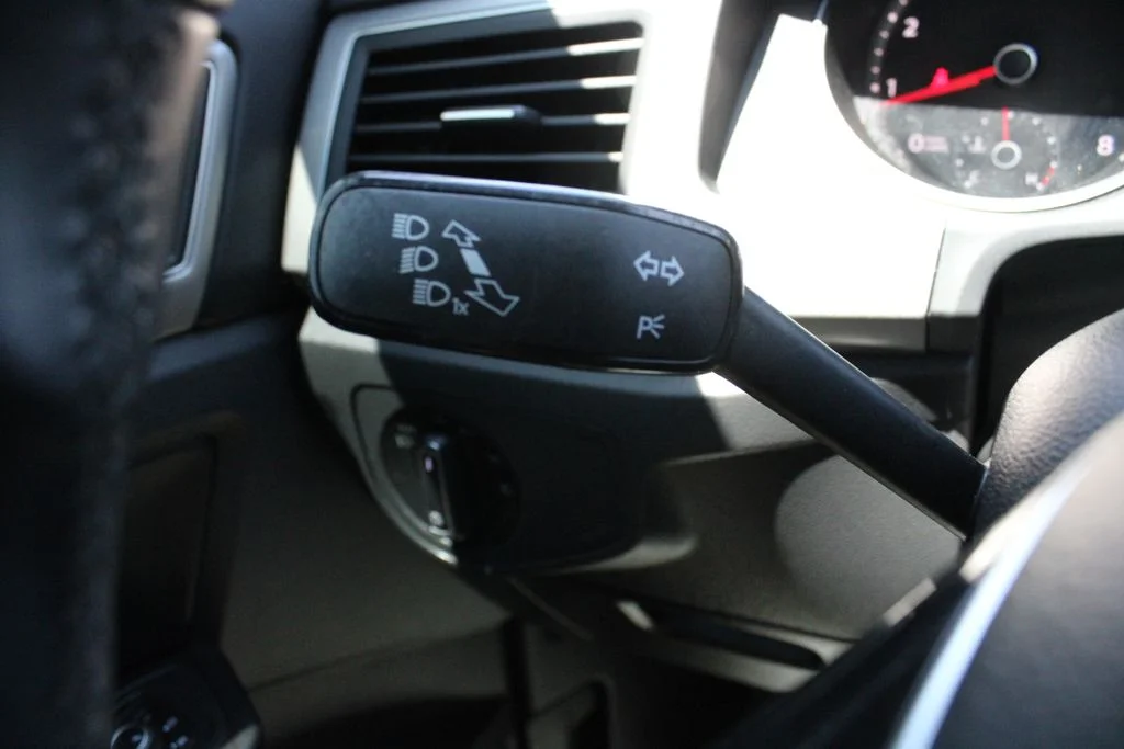 Used 2019 White Volkswagen 3.6L V6 SE image 11