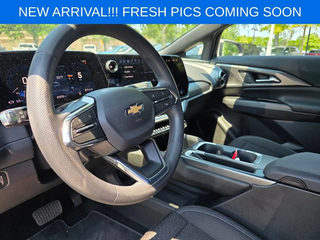 Used 2025 Summit White Chevrolet LT image 8