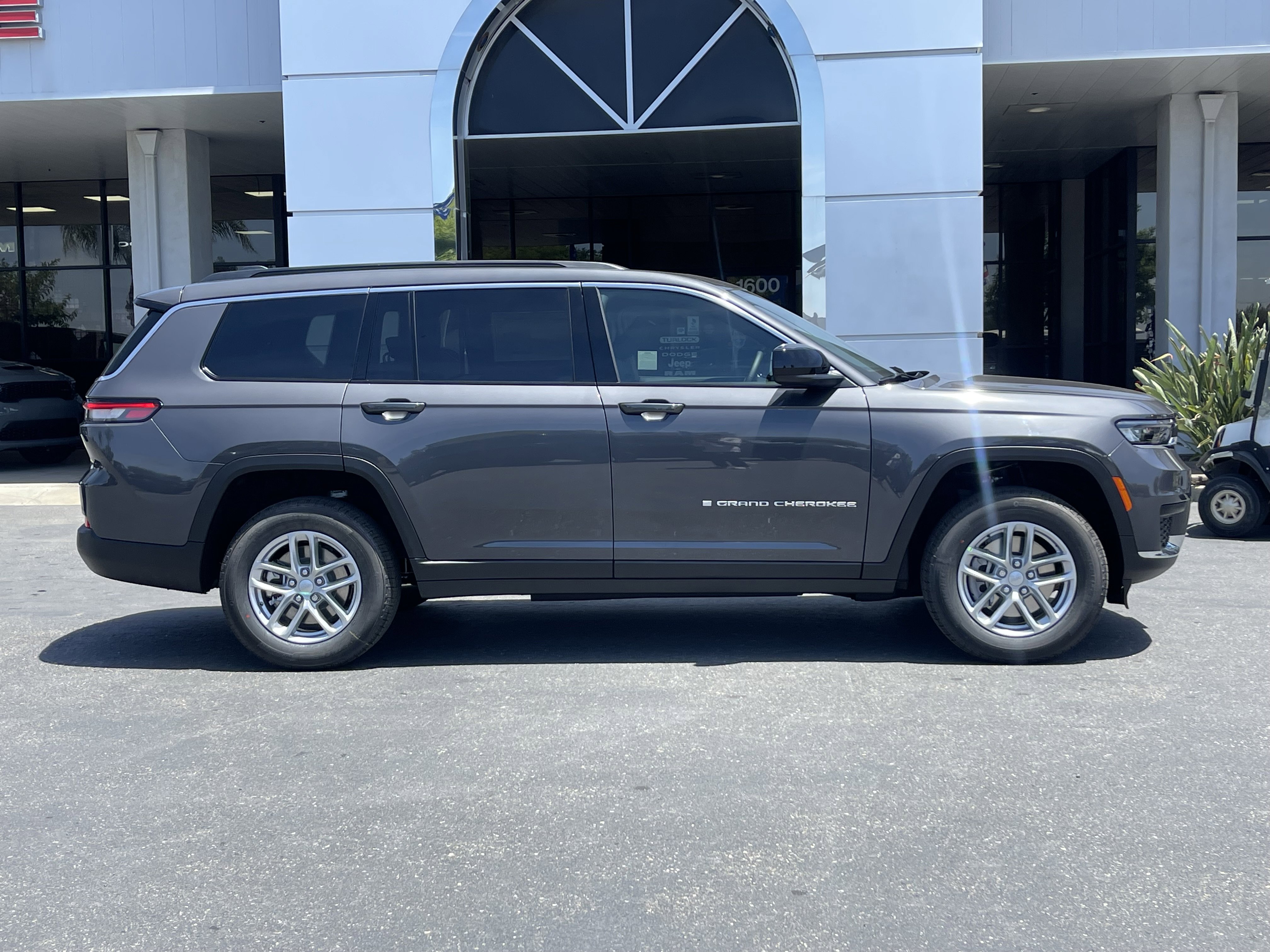 New 2026 Baltic Gray Metallic Clear-Coat Exterior Paint Jeep Laredo image 4