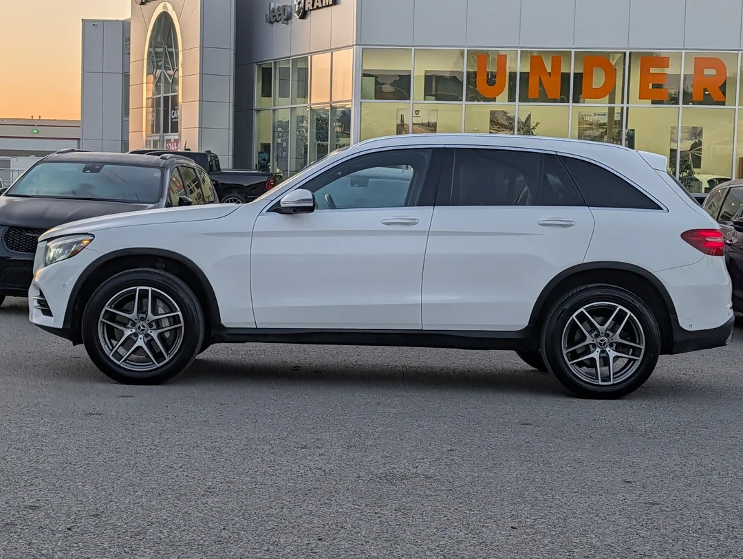 Used 2018 White Mercedes-Benz 300 - - 4MATIC AWD - Power Liftgate - Power Seats - LED Headlights & More! image 5