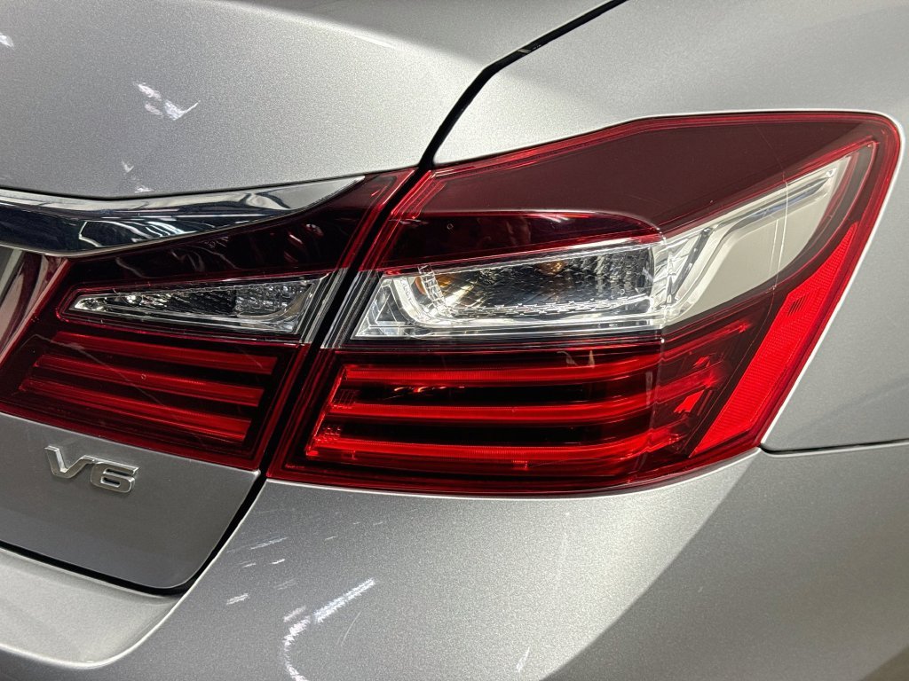 Used 2016 Silver Honda EX-L image 34
