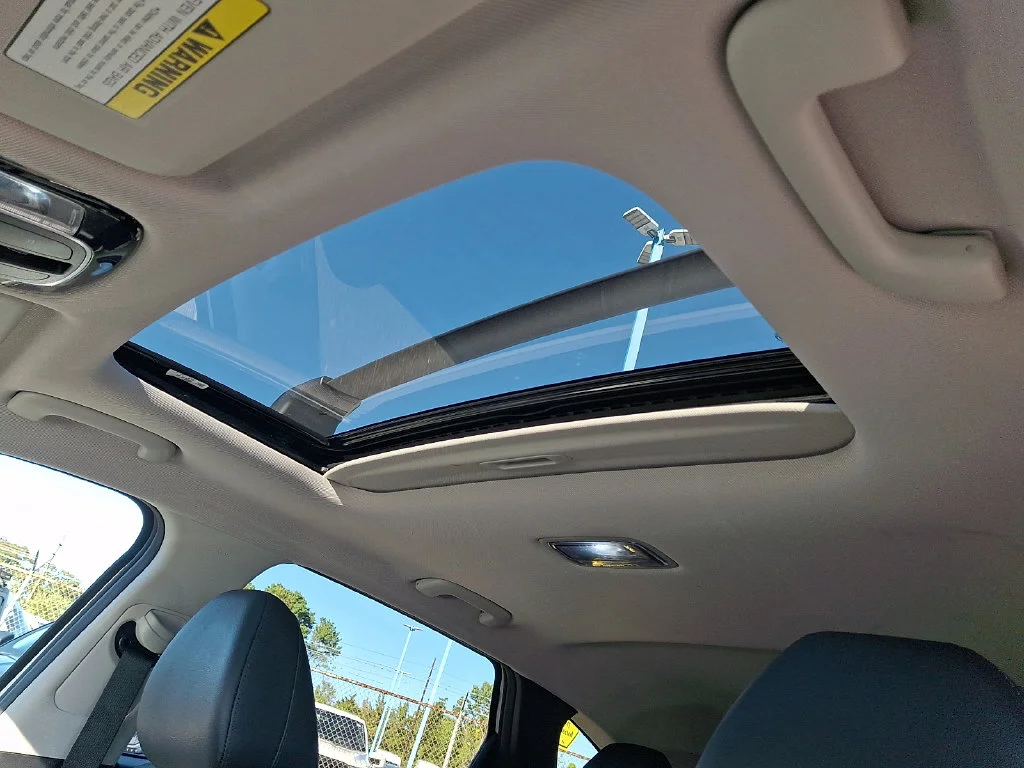 Used 2025 White Pearl Hyundai SEL Convenience image 15