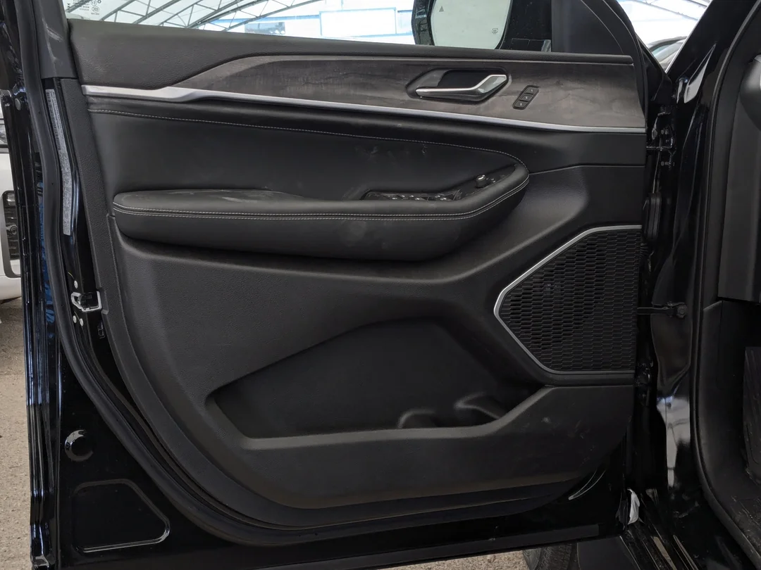 New 2026 Black Jeep Limited Reserve - - 4x4 - Pano Sunroof - Nappa Lthr - Vent Seats - Tow Pkg - Remote Start & More! image 12