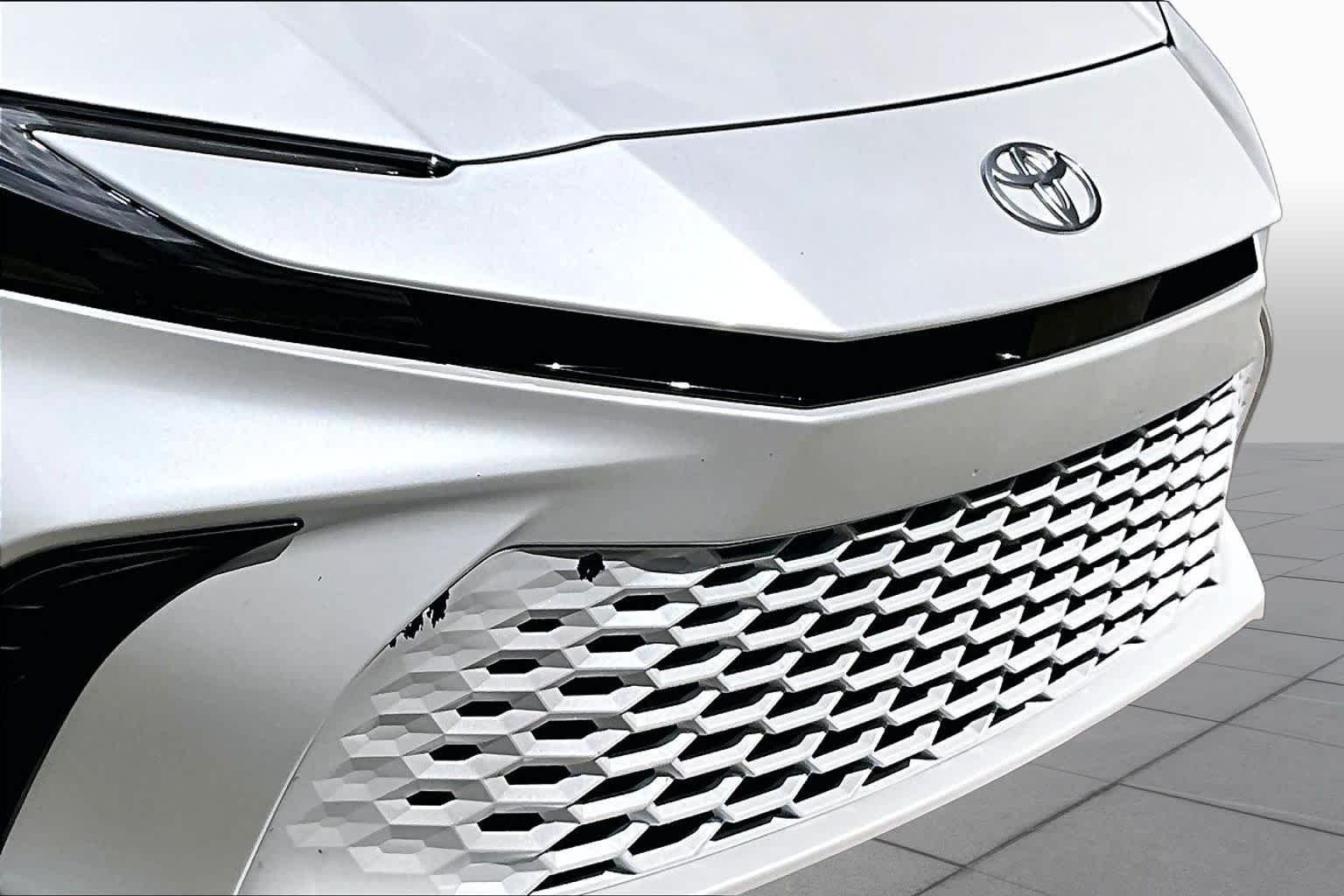 Used 2025 Wind Chill Pearl Toyota XSE image 30