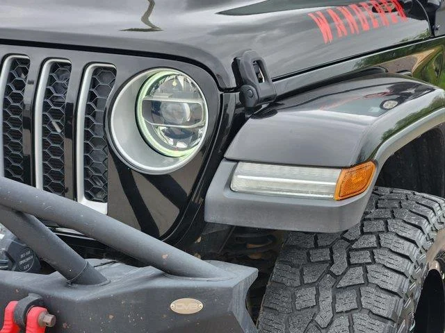 Used 2020 Black Clearcoat Jeep Overland 4x4 Crew Cab 5 ft. box image 8