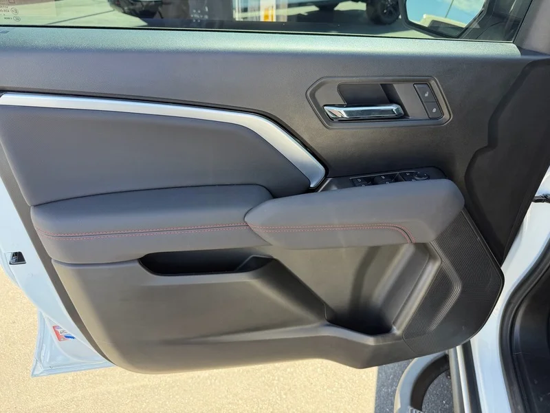 Used 2025 Summit White Chevrolet Z71 image 18