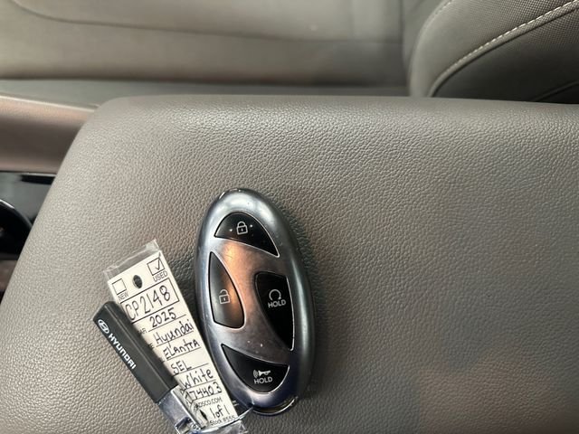 Used 2025 White Hyundai SEL Convenience image 34