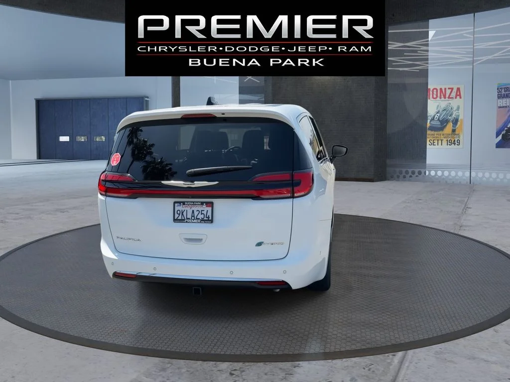 Used 2023 White Chrysler Limited image 7