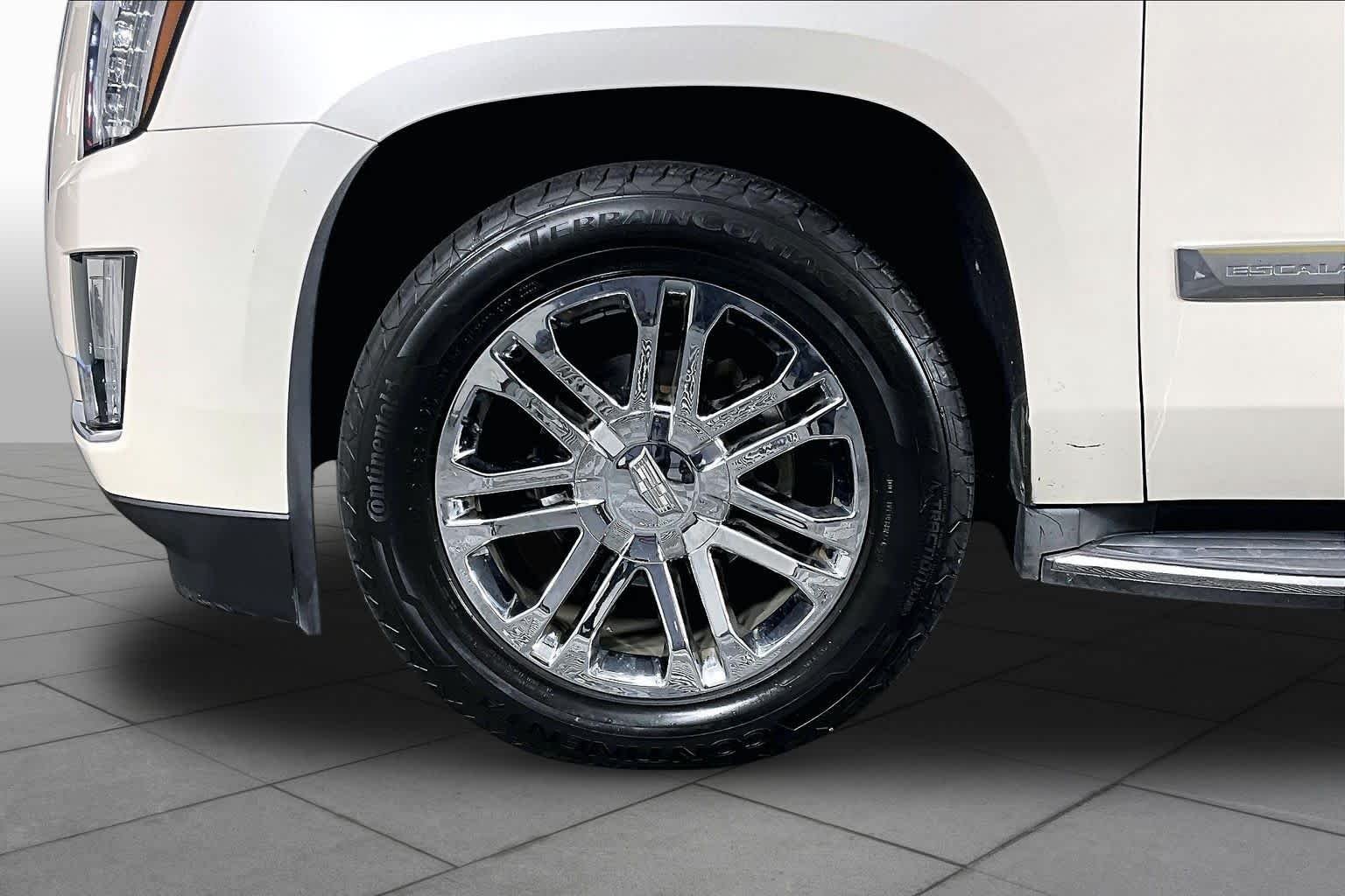 Used 2015 White Diamond Tricoat Cadillac Standard image 10