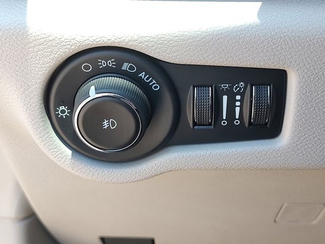 Used 2024 Silver Chrysler Touring L image 21