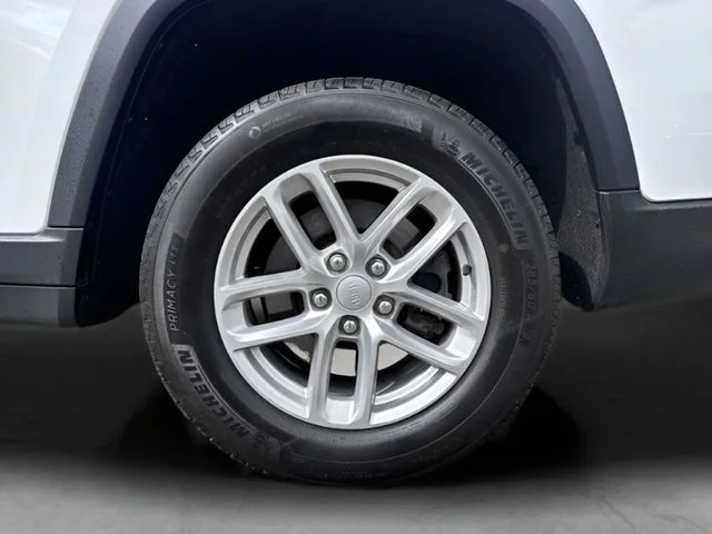 Used 2024 White Jeep Laredo image 22