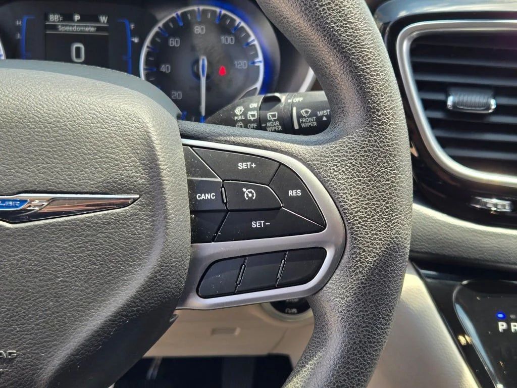 Used 2018 Gray Chrysler Touring Plus image 31