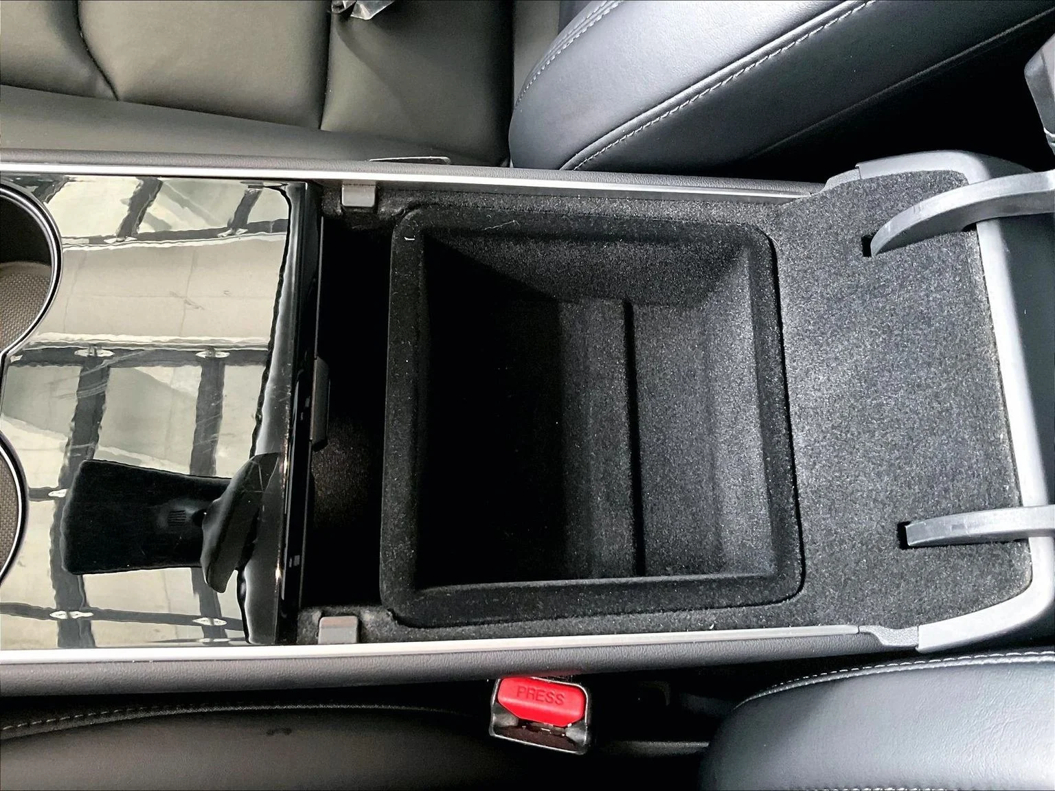 Used 2019 White Tesla Standard Range Plus image 32