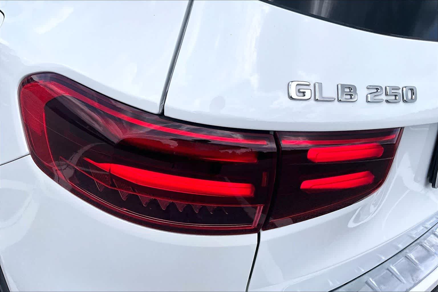 Used 2025 Polar White Mercedes-Benz GLB 250 image 29
