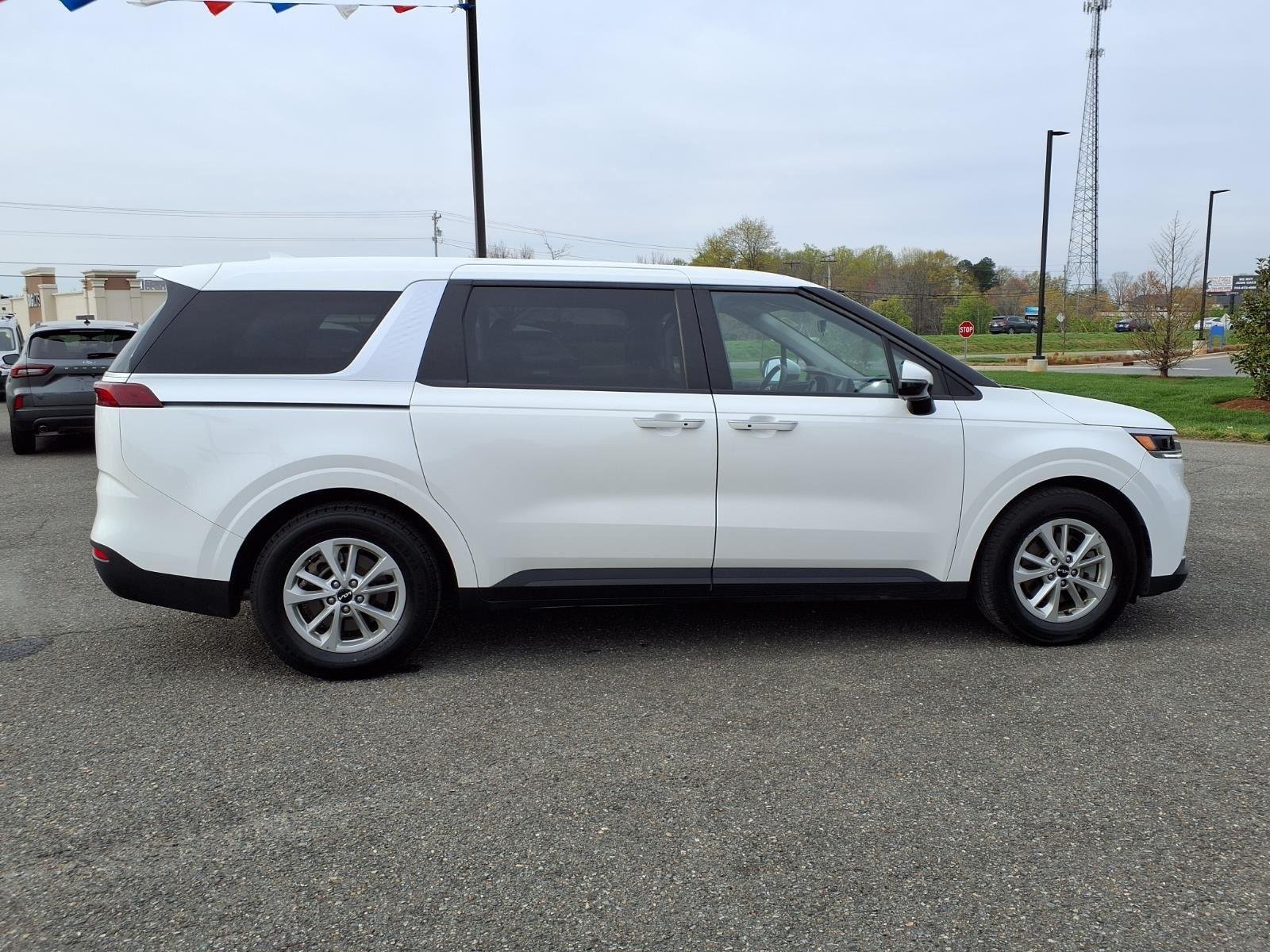 Used 2024 Snow White Pearl Kia LX image 10