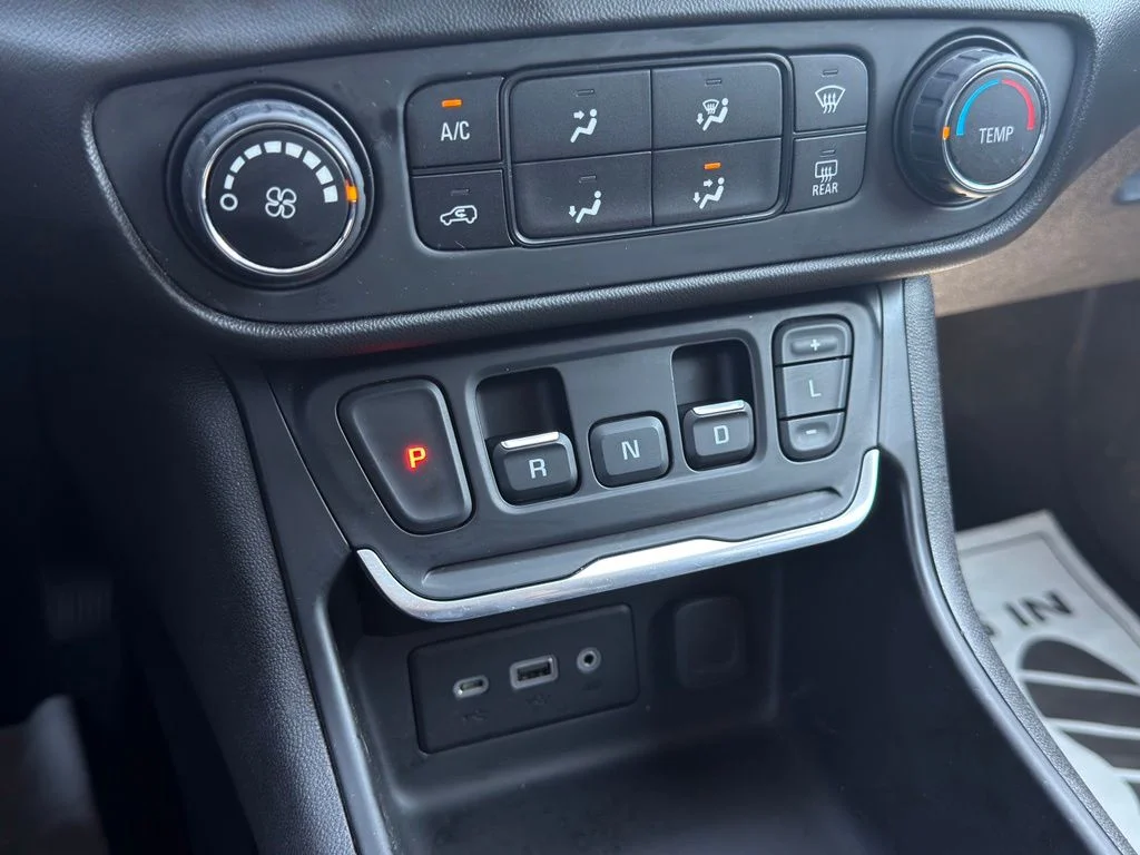Used 2020 Black GMC SLE image 24