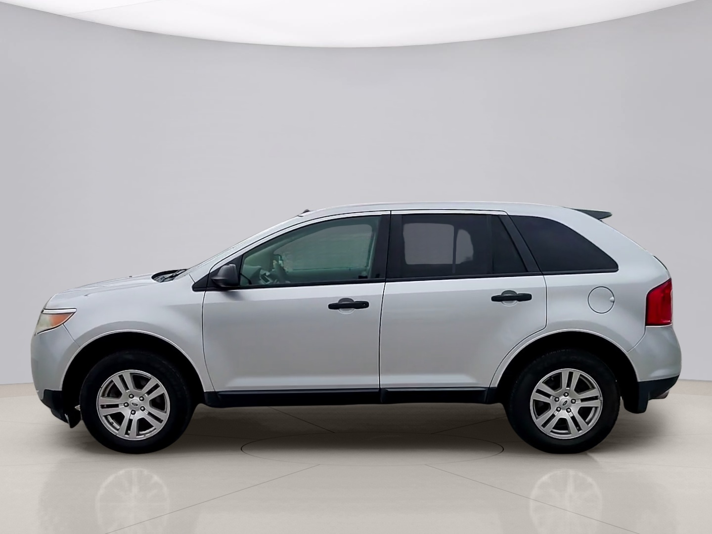 Used 2011 Silver Ford SE image 2
