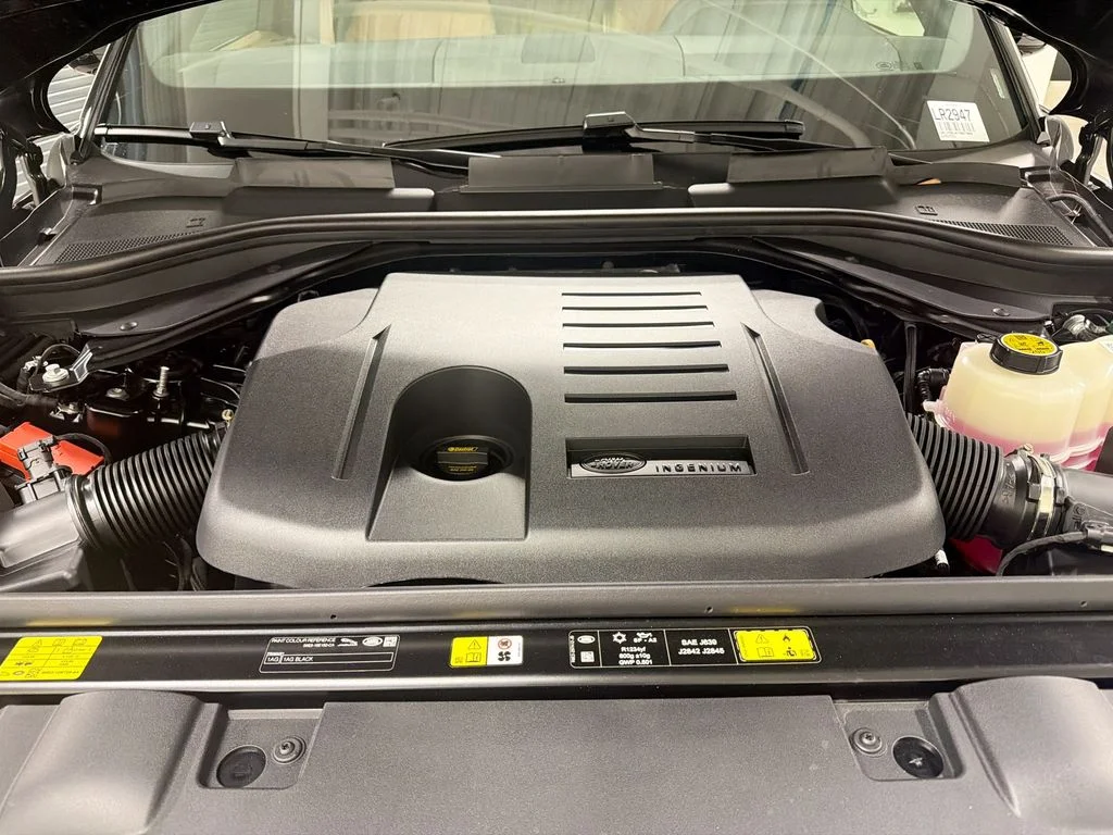 New 2026 Santorini Black Metallic Land Rover SE image 31
