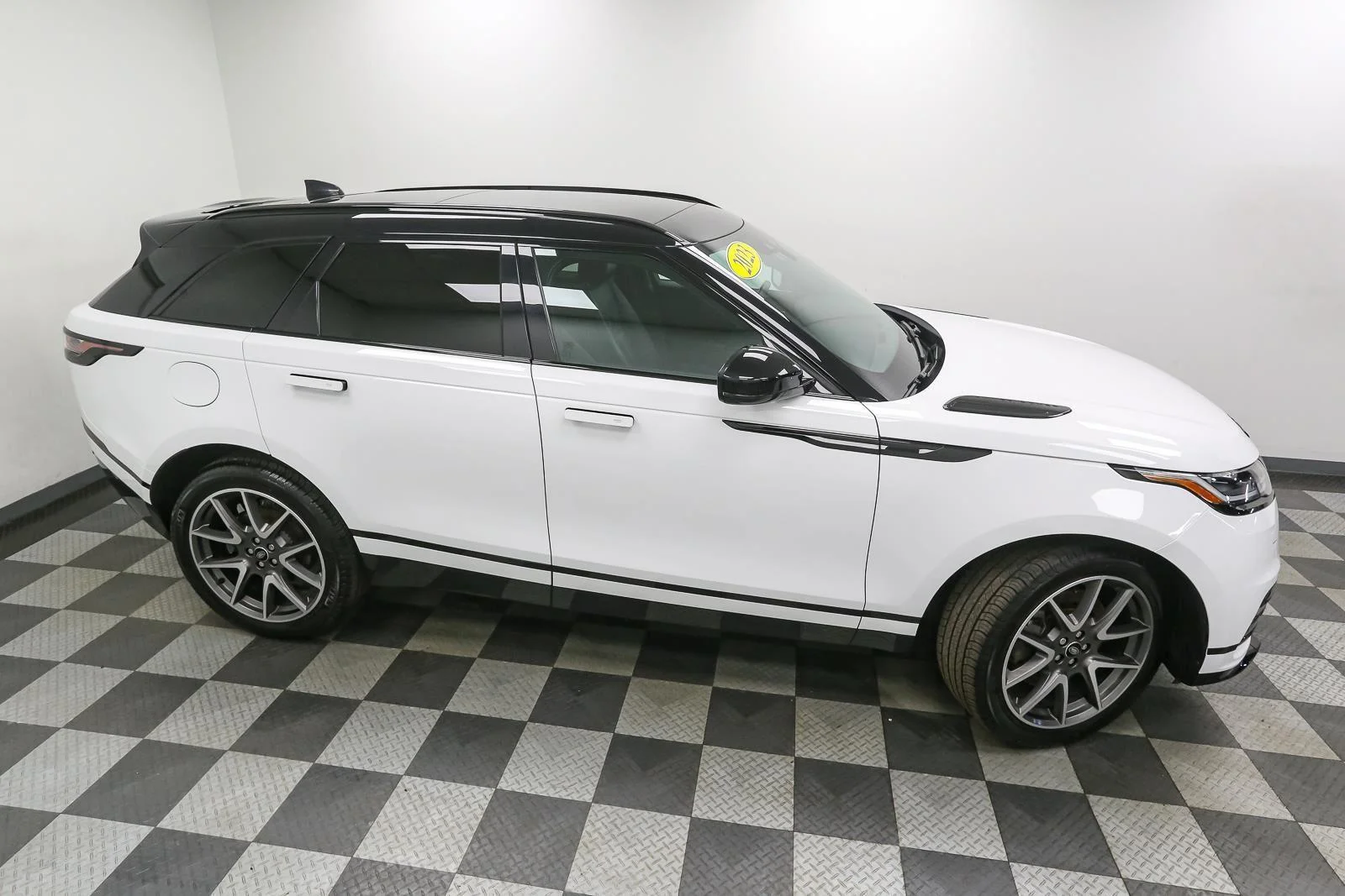 Used 2023 Fuji White Land Rover R-Dynamic S image 5