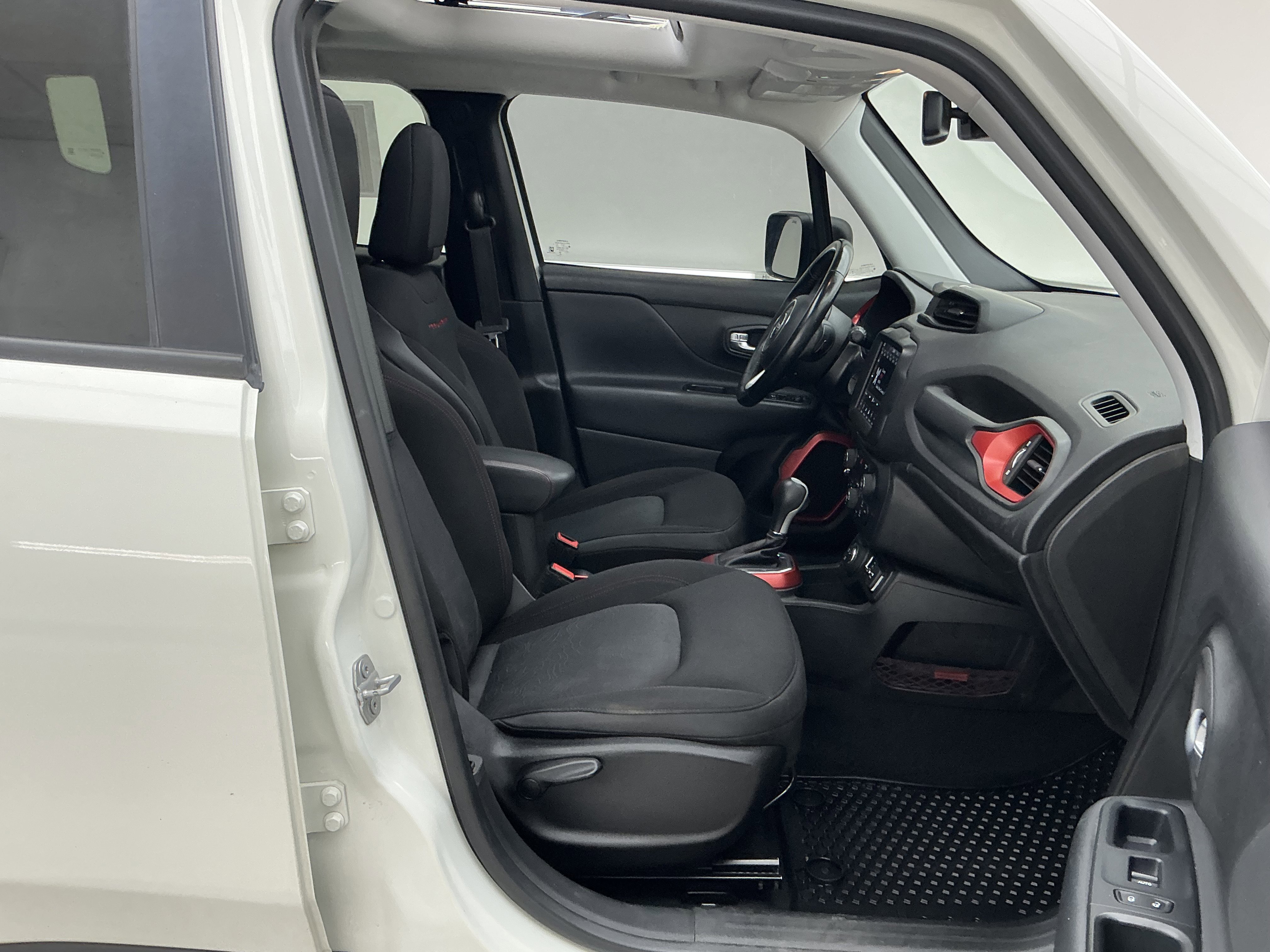 Used 2018 Alpine White Jeep Trailhawk image 25