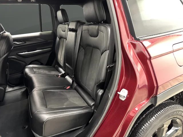 Used 2023 Velvet Jeep Altitude X image 27