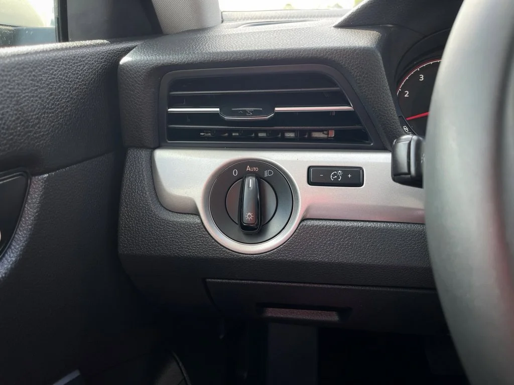 Used 2022 Pure White Volkswagen 2.0T SE image 18