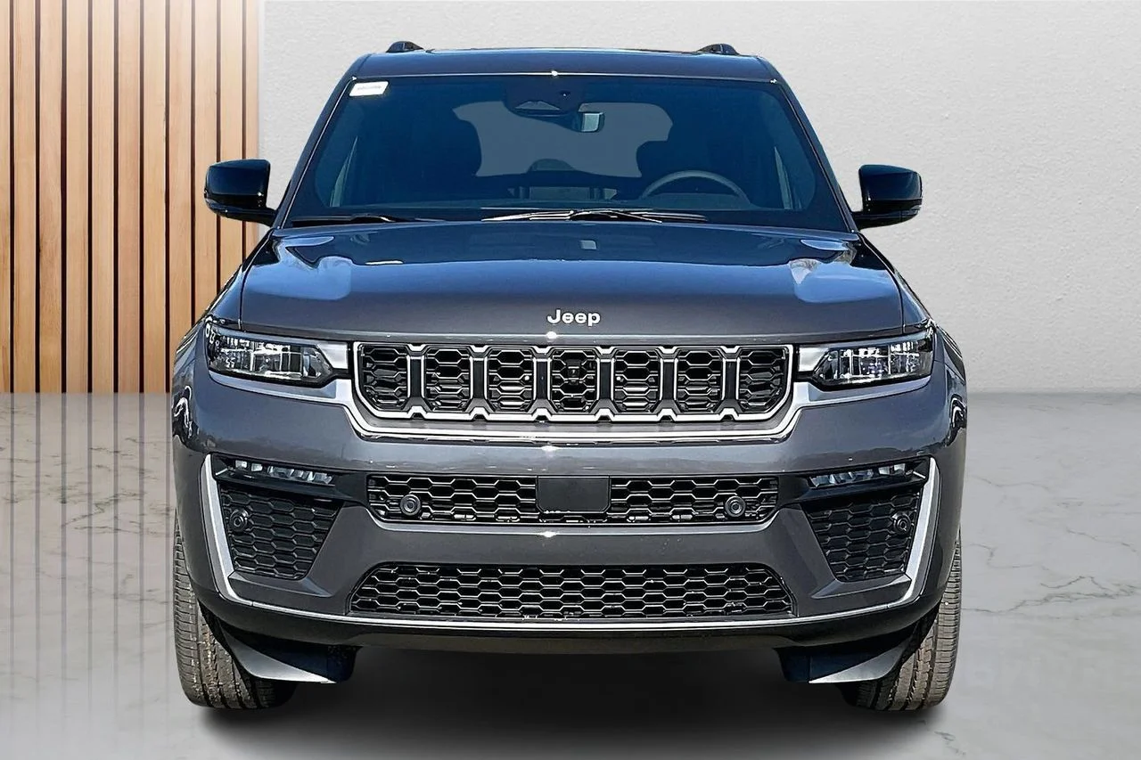 New 2026 Baltic Gray Metallic Clear-Coat Exterior Paint Jeep Limited image 3