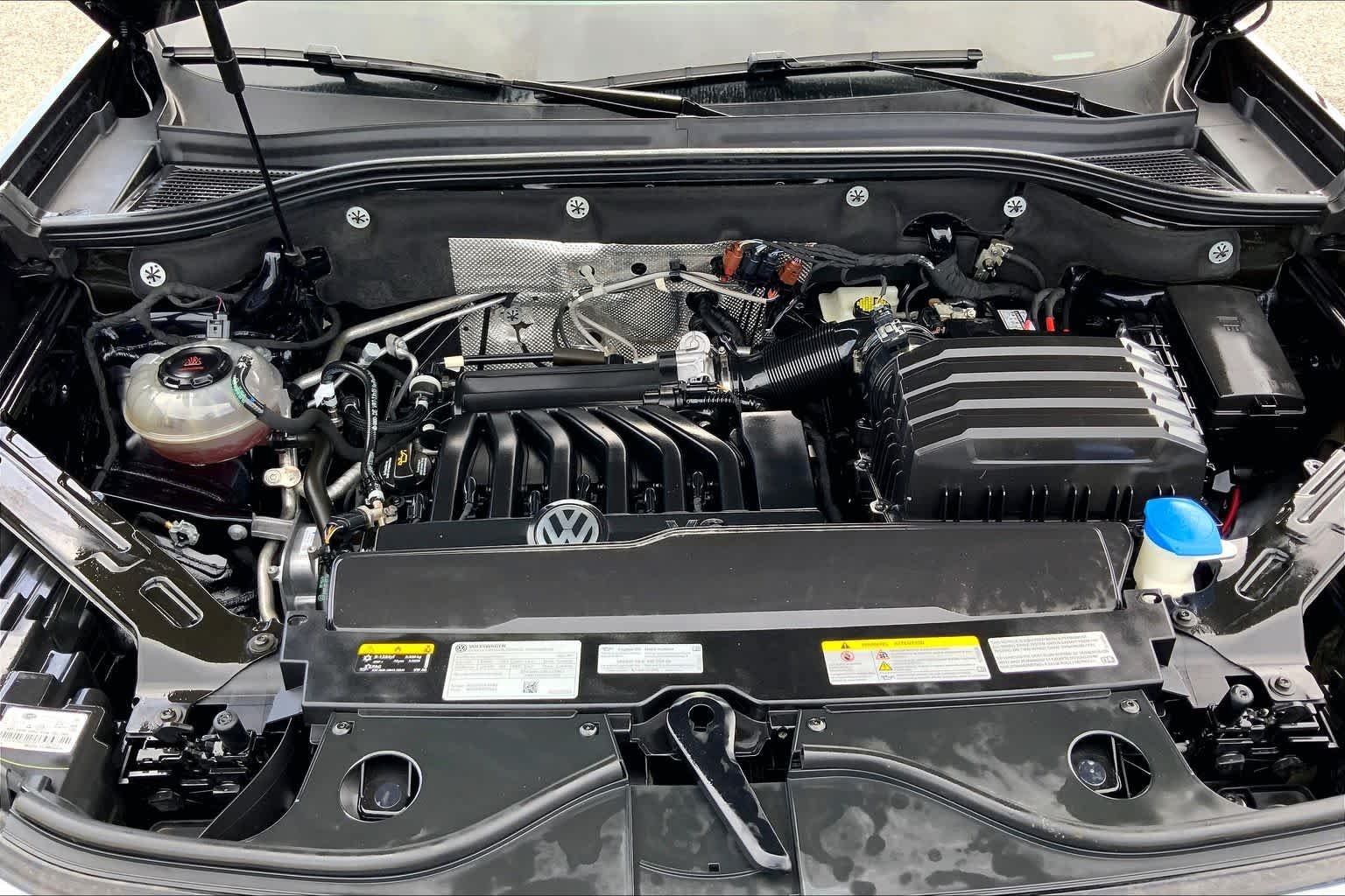 Used 2022 Deep Black Pearl Volkswagen 3.6L V6 SE w/Technology image 31
