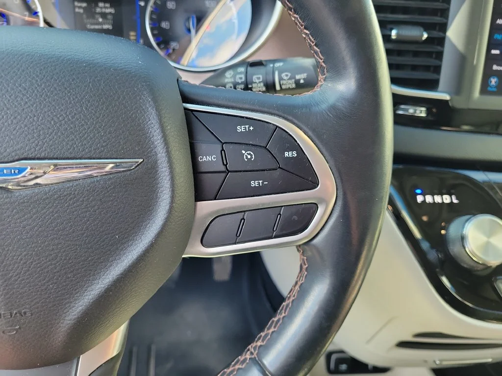 Used 2018 Gray Chrysler Touring L image 28