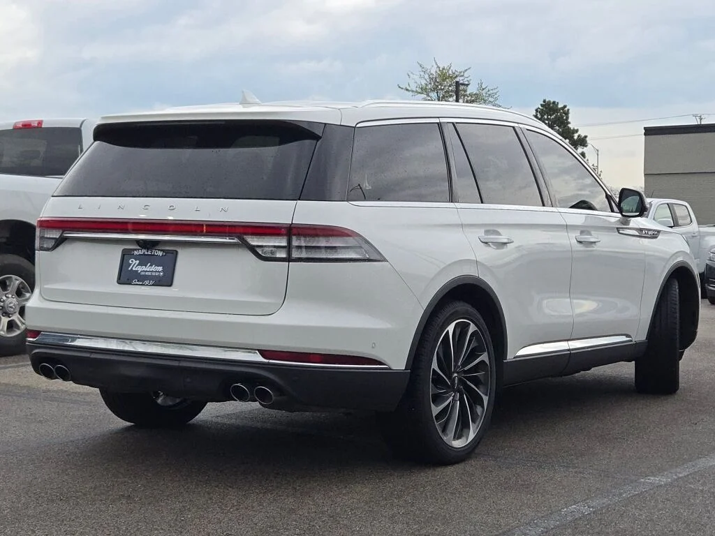 Used 2021 White Lincoln Reserve image 15