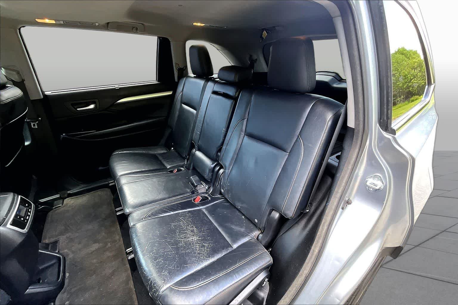 Used 2015 Silver Sky Metallic Toyota XLE image 21