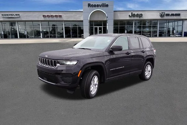 New 2025 Diamond Black Crystal Pearl-Coat Exterior Paint Jeep Laredo X image 7