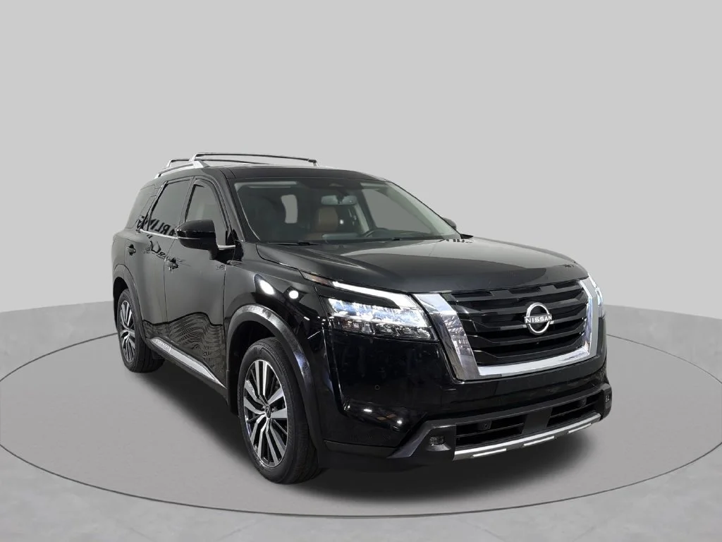 Used 2022 Black Nissan Platinum image 17