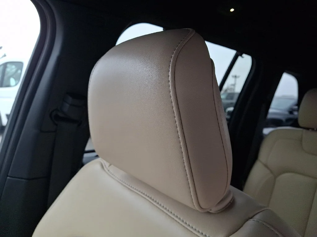 Used 2023 Diamond Black Crystal Pearlcoat Jeep Limited image 18