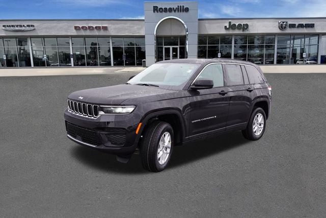 New 2025 Diamond Black Crystal Pearl-Coat Exterior Paint Jeep Laredo X image 7