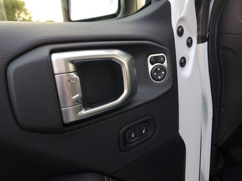 New 2026 Bright White Clear-Coat Exterior Paint Jeep Sahara image 23