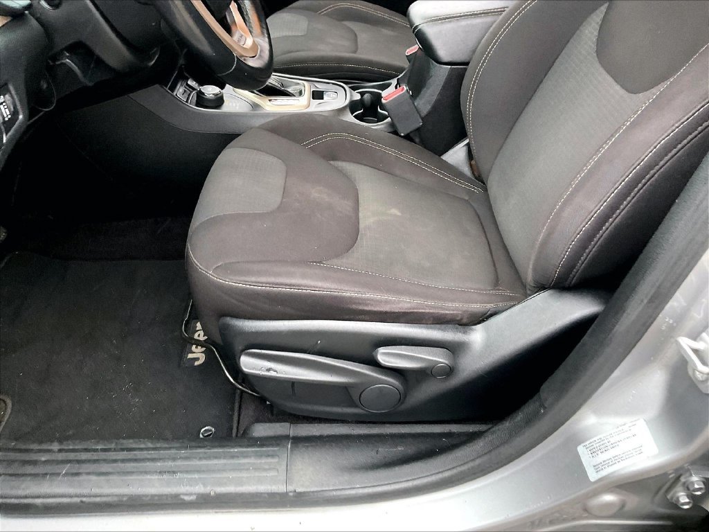 Used 2017 Billet Silver Metallic Clearcoat Jeep Latitude image 33