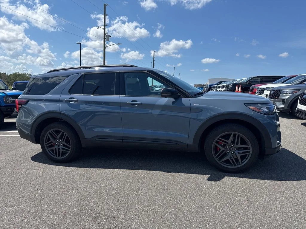 2025 Ford Explorer ST-LINE 4WD (PL535)'s photo