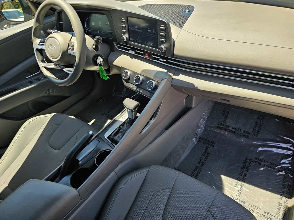 2025 Hyundai Elantra SE - Photo 11