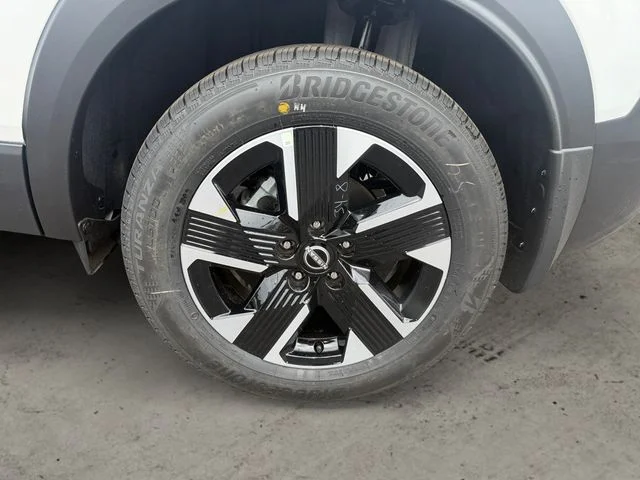New 2026 Aspen White TriCoat / Super Black Two-tone Nissan SV image 7