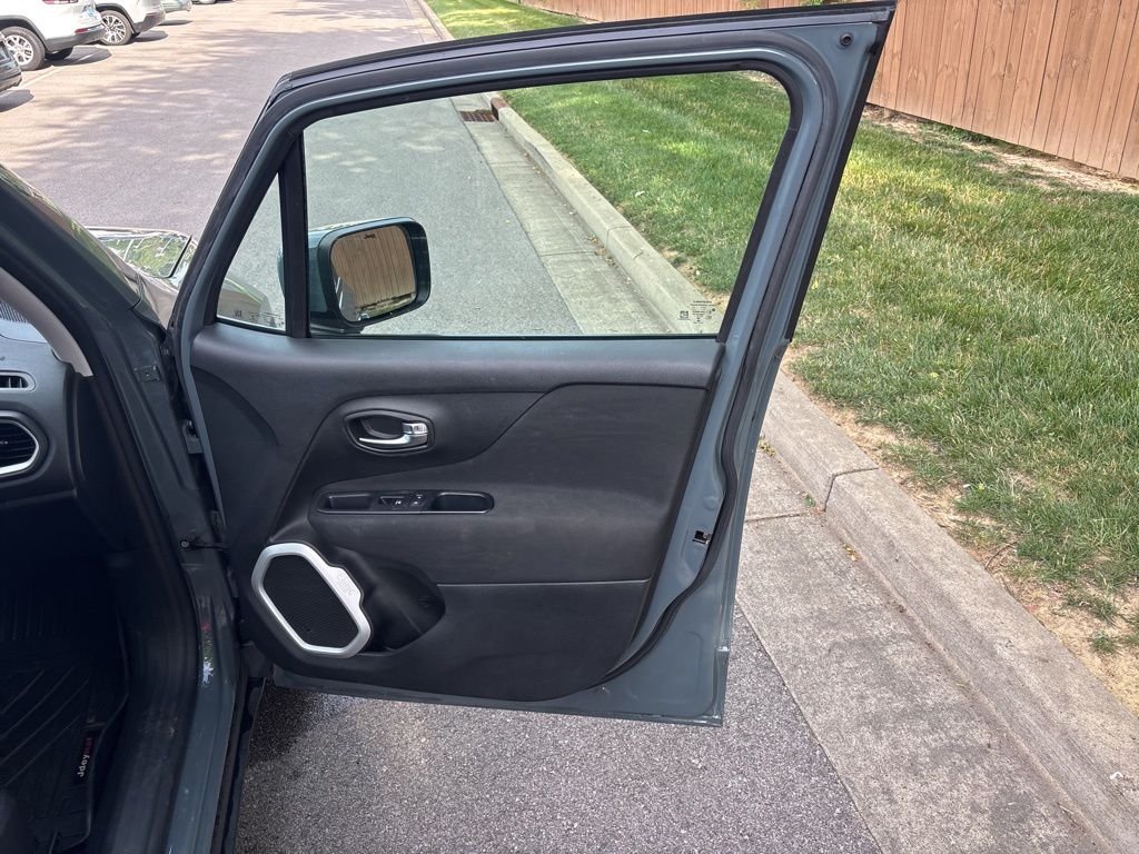Certified Used 2018 Gray Jeep Latitude image 37