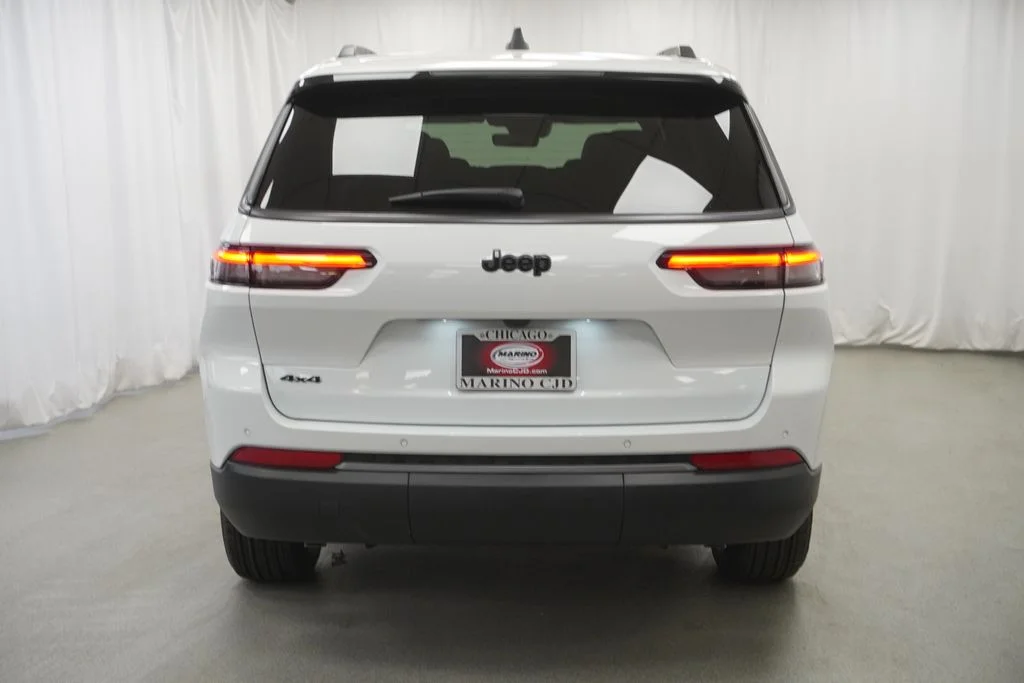 New 2026 Bright White Clear-Coat Exterior Paint Jeep Laredo image 10