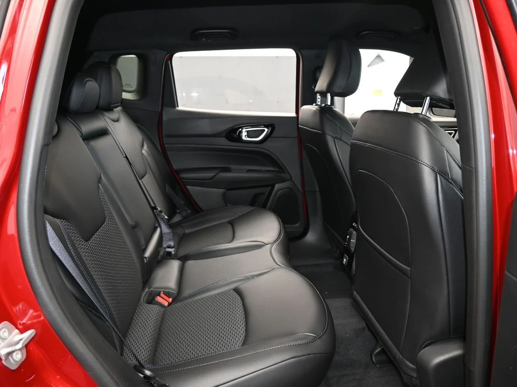 New 2026 Red Hot Pearlcoat Jeep Latitude image 33