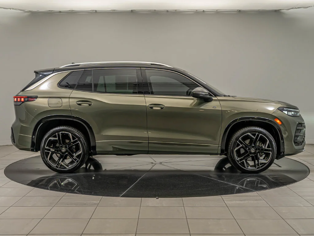 Used 2025 Avocado Green W/Deep Black Roof Volkswagen 2.0T SEL R-Line image 4