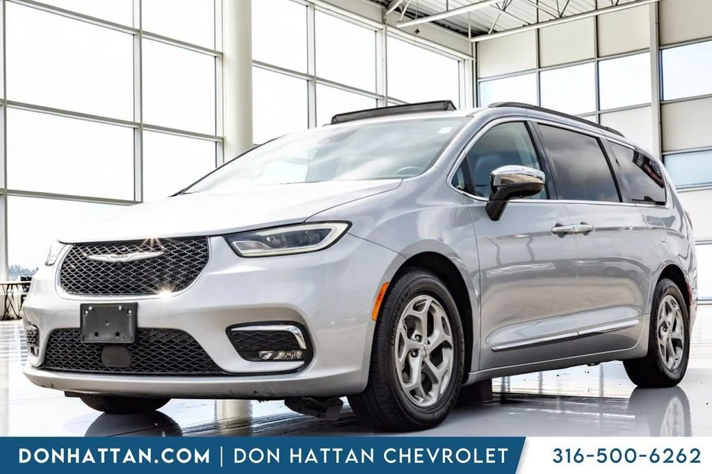 2023 Chrysler Pacifica Limited's photo