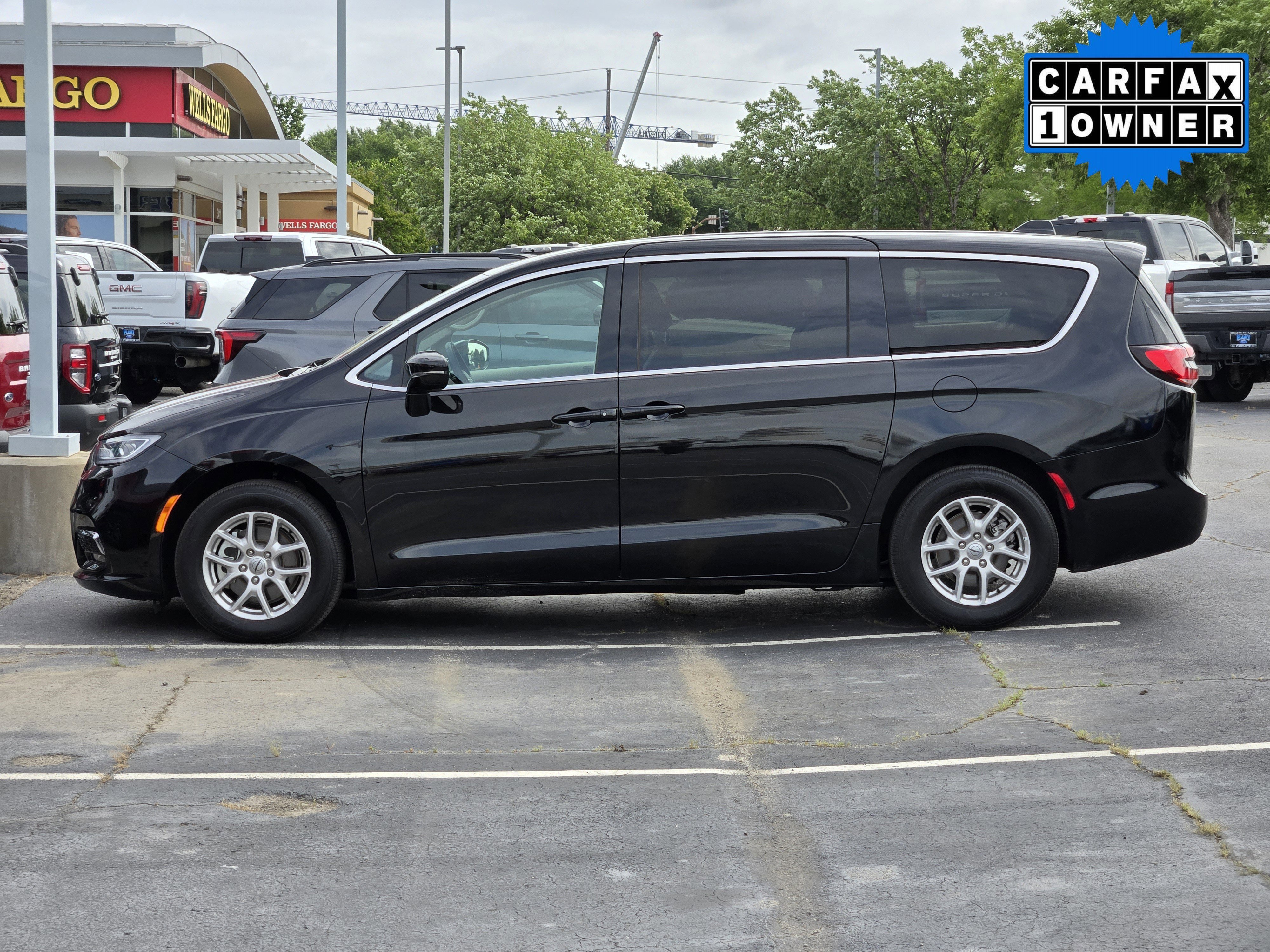 Used 2024 Diamond Black Chrysler Touring L image 4