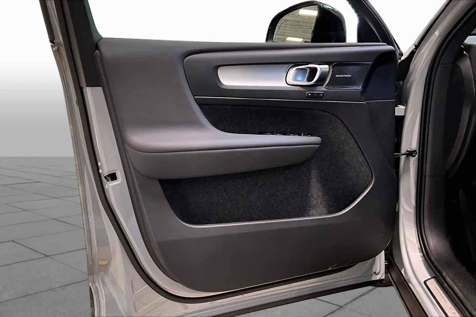 New 2026 VAPOUR GREY Volvo Ultra Black Edition image 11