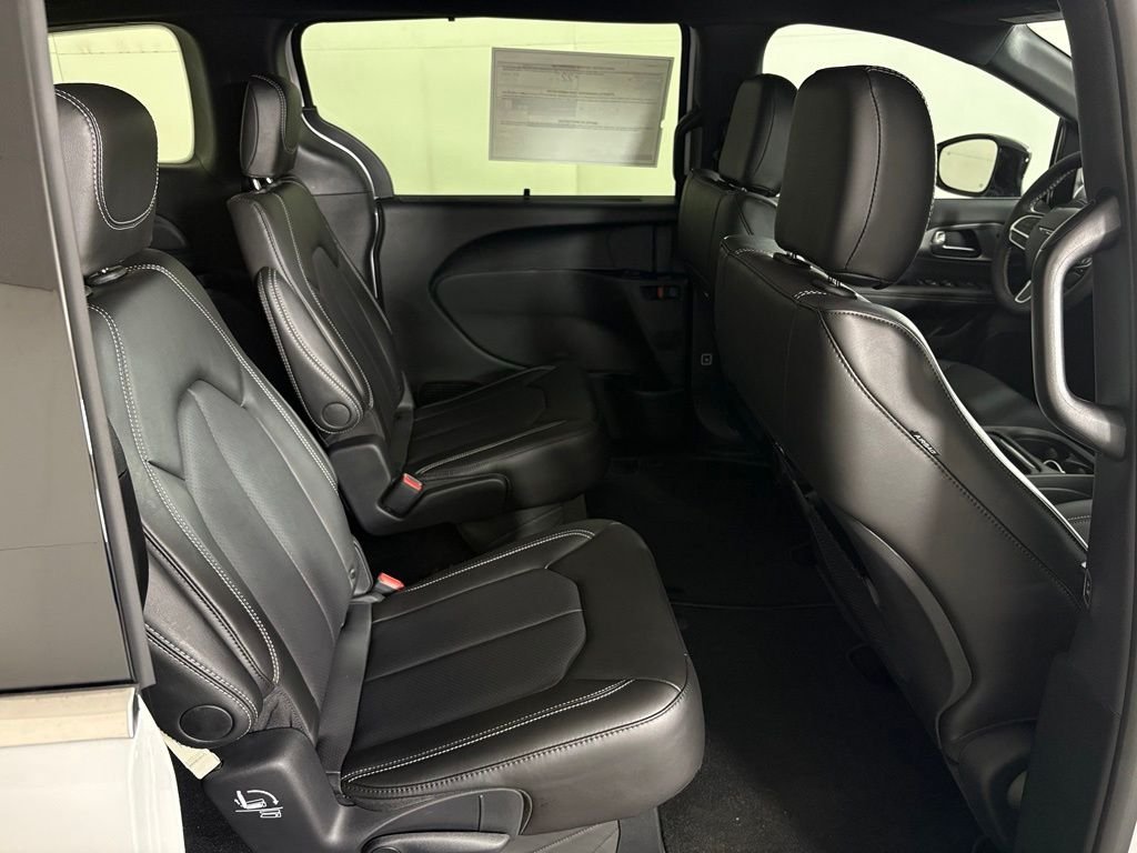 New 2027 Bright White Clear-Coat Paint Chrysler Select image 42