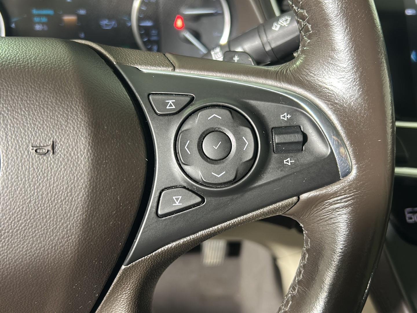 Used 2017 White Frost Tricoat Buick Essence image 22