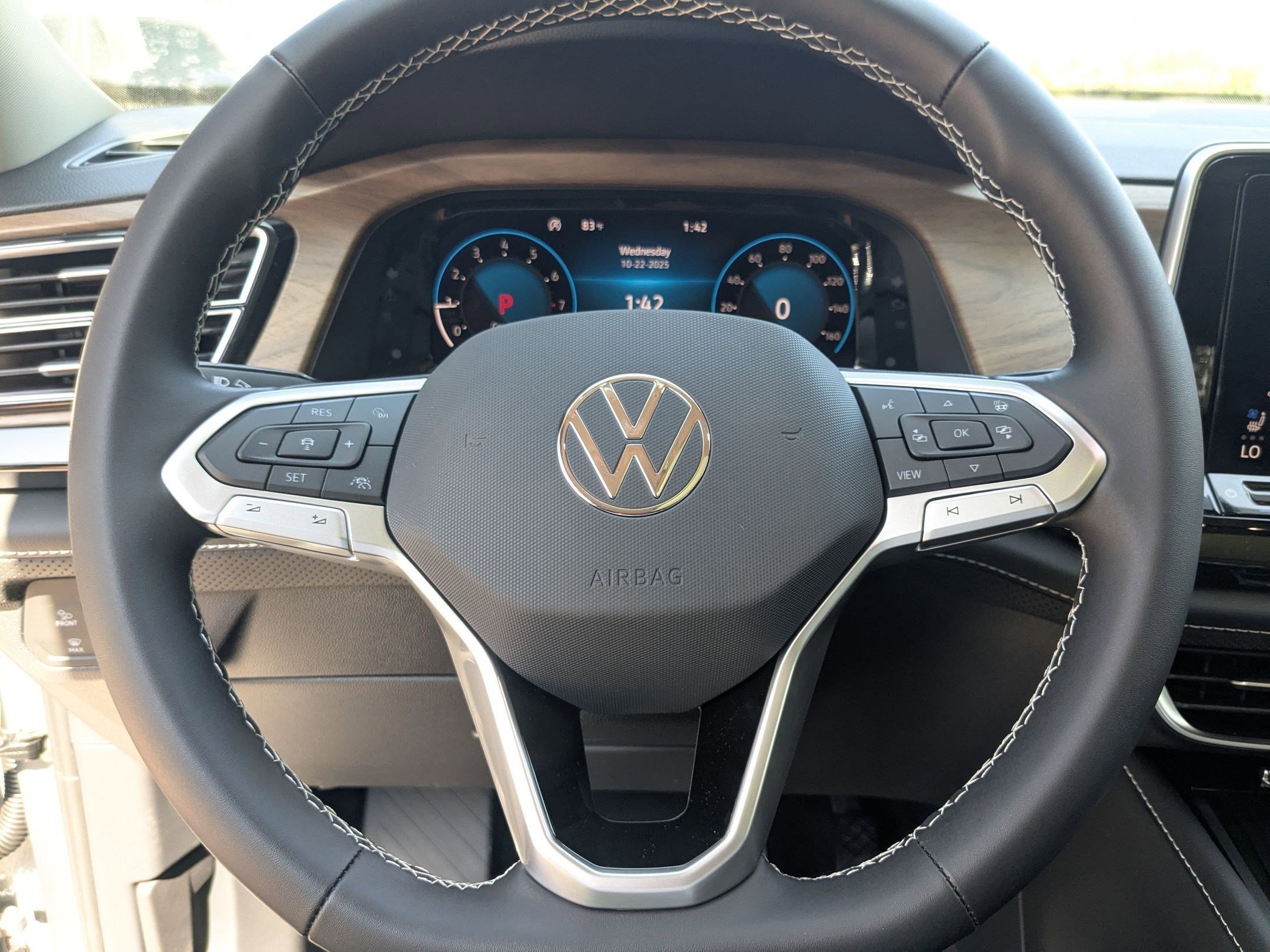 New 2026 Silver Mist Metallic Volkswagen 2.0T SE w/Technology image 9